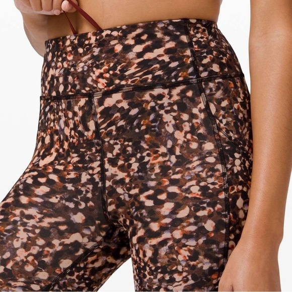 LULULEMON Invigorate High-Rise Tight 25"
Motion Flux Multi SIZE 4 - Picture 5 of 6